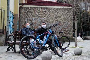 Dos macedonios, sentados en un banco del barrio de Debar Maalo, a finales de marzo. (M.F.I.)