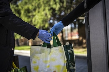 Cerca de 90 voluntarios prestan apoyo a vecinos del barrio de Donibane de Iruñea. (SAN JUAN XAR)