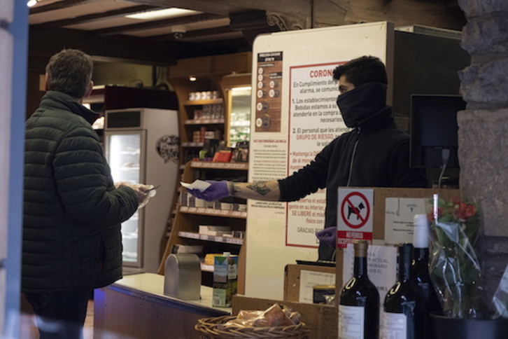 Las medidas anunciadas el domingo no se aplicarán a los comercios que ya estaban abiertos. (Jon URBE/FOKU)