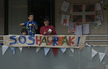 La demanda de dejar salir a los niños y niñas, en un balcón de Hernani. (Jon URBE | FOKU)