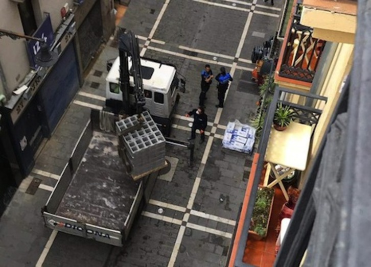 En estos momentos se está procediendo a tapiar el edificio de la calle Mayor de Iruñea del que fueron desahuciadas cinco familias.