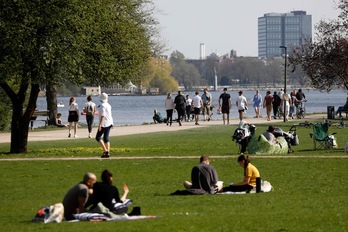 Alemania permite salir a pasear y hacer deporte tal y como se puede apreciar en esta fotografía de la ciudad de Hamburgo. (Morris MAC MATZEN / AFP)