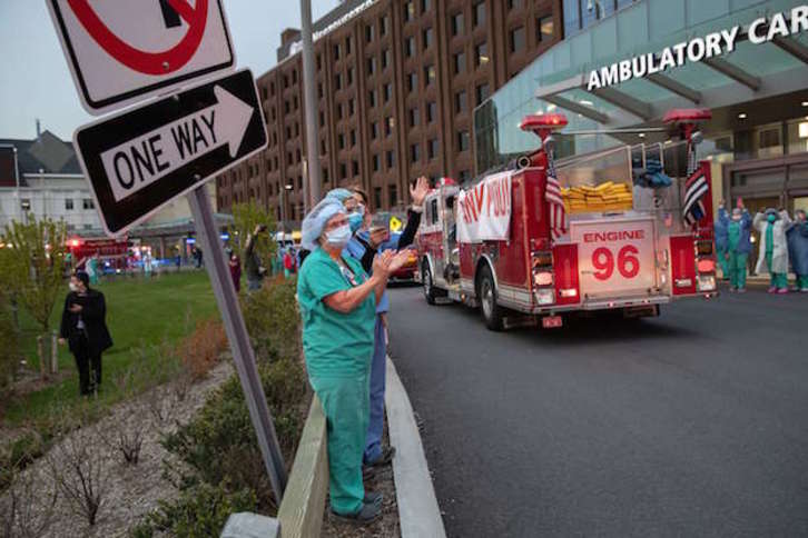 Homenaje a los sanitarios en la localidad de Valhalla, en el estado de Nueva York. (JOHN MOORE / AFP)