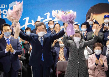 El primer ministro surcoreano y candidato del Partido Demócrata, Lee Nak-yon, celebra la victoria. (YONHAP/AFP)