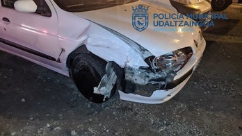 Imagen del golpe sufrido por el vehículo accidentado en Iruñea. (POLICÍA MUNICIPAL DE IRUÑEA)