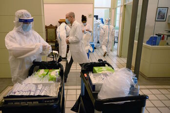 Realización de test en una residencia de mayores de Barcelona. (Lluis GENÉ / AFP)