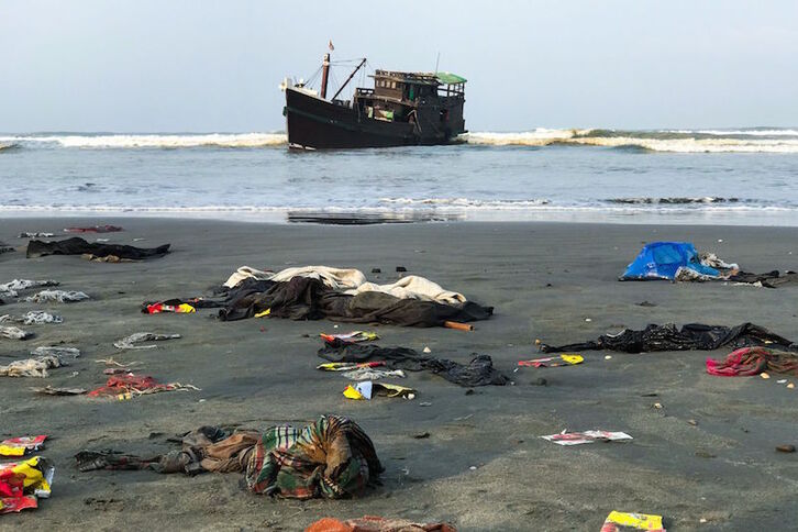 La huida en barco de rohingyas hacia países vecinos tanto de los campos de Bangladesh como de Myanmar es frecuente. (Suzauddin RUBEL/AFP)
