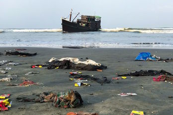 Pertenencias de los migrantes rohingyas sobre la playa tras ser rescatados por guardas costas de Bangladehs. (Suzauddin RUBEL/AFP)