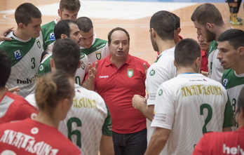 Iñaki aniz da instrucciones a sus jugadores en un partido de Anaitasuna. (Andoni CANELLADA / FOKU)