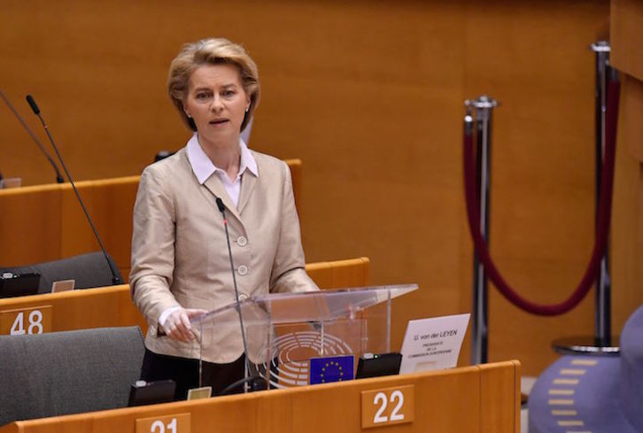 La presidenta de la Comisión Europea, Ursula Von der Leyen, en su intervención en el Parlamento Europeo. (John THYS/AFP)