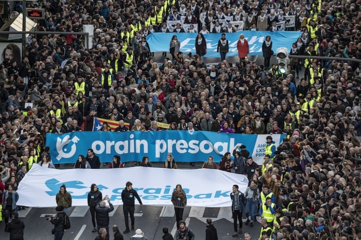 Imagen de una manifestación a favor de los derechos de los presos políticos vascos celebrada en Bilbo. (Aritz LOIOLA/FOKU)