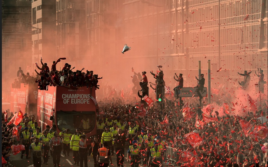 Recibimiento de los hinchas a los futbolistas del Liverpool tras ganar la Champions. (Oli SCARFF) 