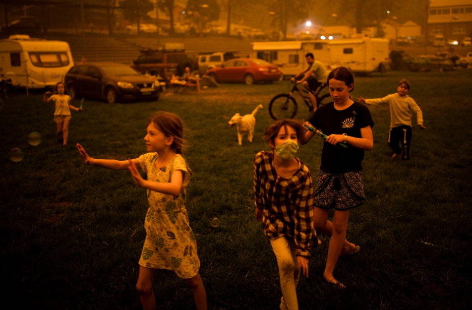 Niños jugando en el camping donde fueron evacuados tras los incendios de New South Wales, en Australia. (Sean DAVEY)