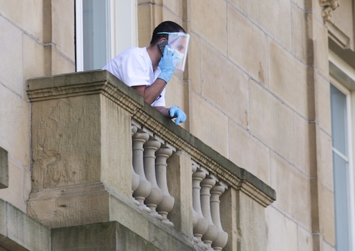 Un trabajador de Osakidetza en el hotel Maria Cristina de Donostia. (Juan Carlos RUIZ/FOKU)