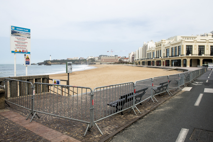 Los accesos a la playa de Biarritz, cerrados, al igual que los hoteles. (Guillaume FAUVEAU)