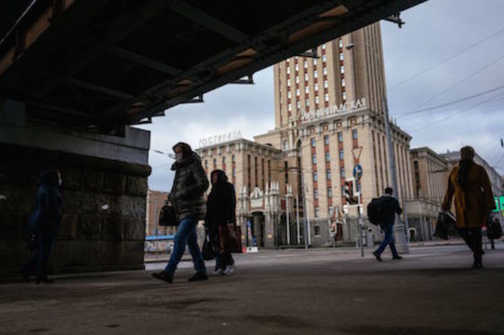 Personas con mascarilla caminan por Moscú. (Dimitar DILKOFF/AFP)