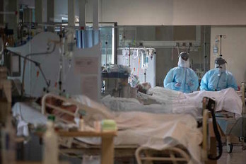 Personal sanitario atiende a pacientes por coronavirus en la UCI de la clínica madrileña CEMTRO. (Pierre_Philippe MARCOU/AFP)