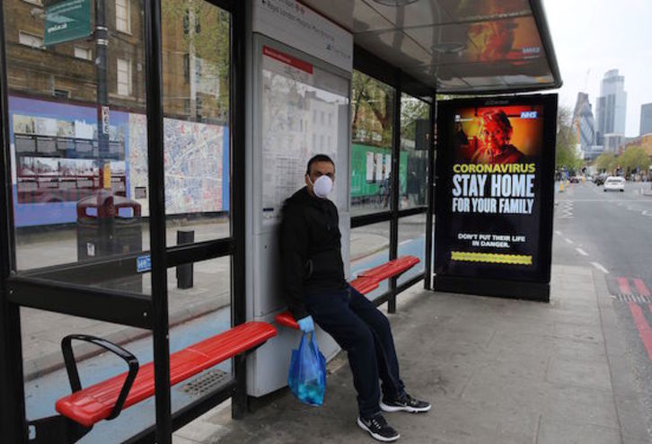 Un hombre en una parada de autobús de Londres. (Isabel INFANTES / AFP)