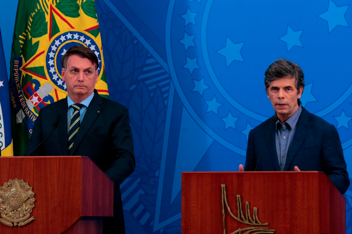 Jair Bolsonaro y su nuevo ministro de salud Nelson Teich. (Marcelo CASAL JR/AFP).