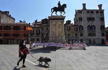 Una mujer en el centro de Venecia. (Andrea PATTARO/FOKU)