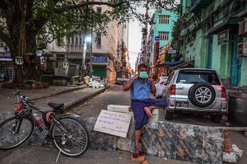 Un hombre con mascarilla en Myanmar. (Ye Aung THU / AFP)