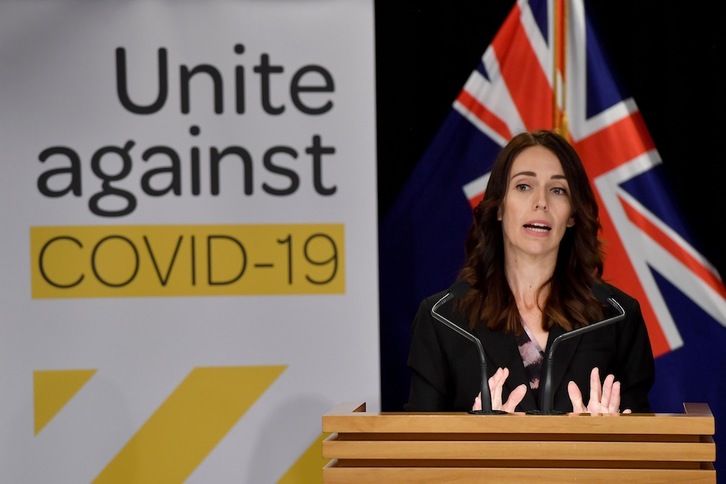 La primera ministra neozelandesa, Jacinda Ardern, en una de sus últimas apariciones antes de arrancar el confinamiento en su país. (Marty MELVILLE /AFP PHOTO)