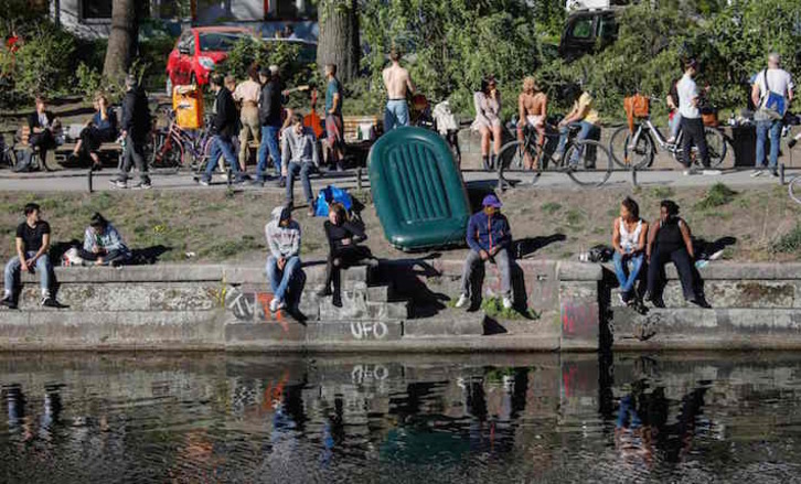 Una imagen de este sábado de Berlín, donde se permite salir con las personas con las que se convive o un amigo. (David GANNON/AFP) 