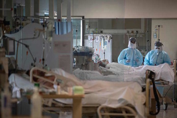 Trabajadores sanitarios atienden a enfermos de coronavirus en una clínica privada de Madrid. (Pierre Philippe MARCOU/AFP) 