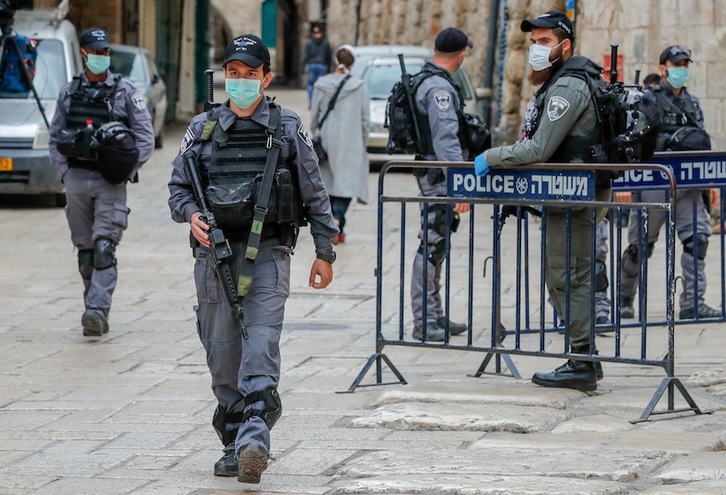 Policías israelíes protegen el Muro de las Lamentaciones, judías que no palestinas. (Ahmad GHARABLI-AFP)