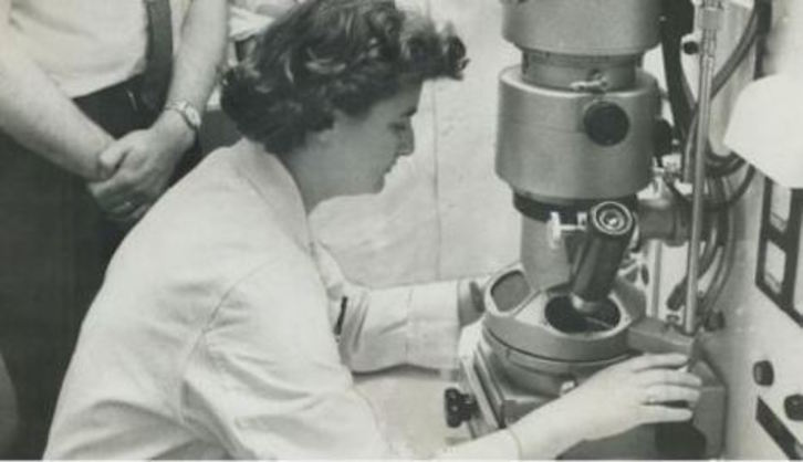June Almeida, trabajando con su microscopio electrónico. 