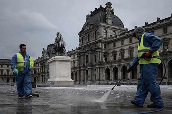 Dos trabajadores en el centro de París. (Philippe LOPEZ / AFP)