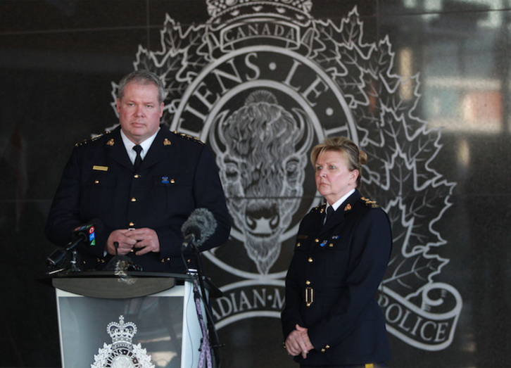 Comparecencia ante los medios de los responsables policiales canadienses. (TIM KROCHAK / AFP)