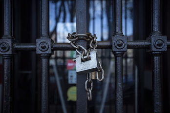 Un candado cierra la verja de una tienda de Bilbo. (Aritz LOIOLA / FOKU)