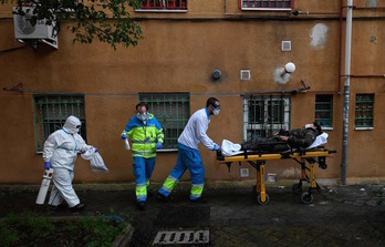 Sanitarios trasladan a una paciente en Madrid. (OSCAR DEL POZO / AFP) 