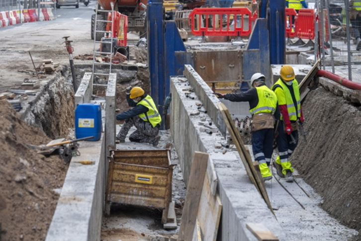 Trabajadores en unas obras en una calle de Donostia. (Gorka RUBIO/FOKU) 