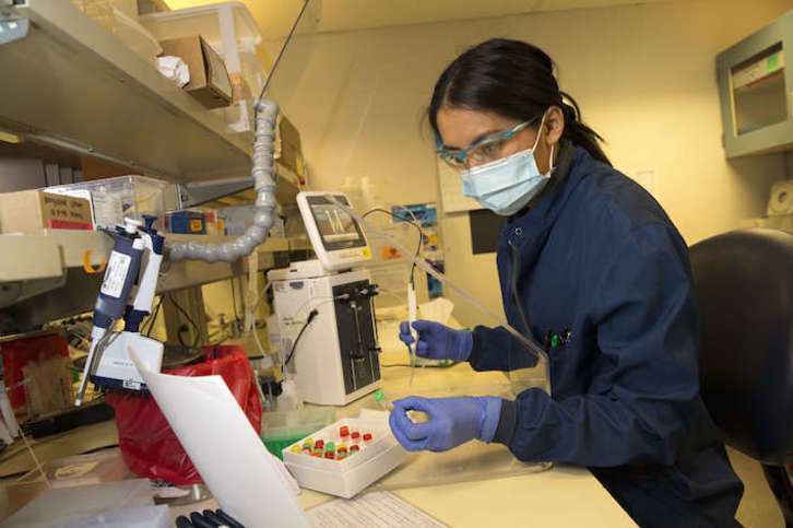 Una médico realiza tests de Covid-19 en un laboratorio de Washington. (Karen DUCEY/AFP)
