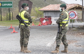  Militares españoles, en el alto de Lizarieta, en la muga entre Nafarroa y Lapurdi. (Jagoba MANTEROLA/FOKU)