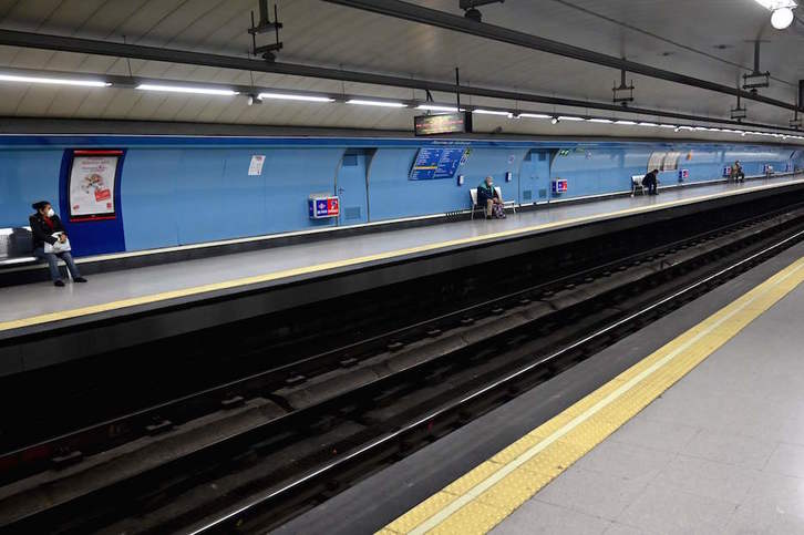 Distanciamiento social en el Metro de Madrid. (GABRIEL BOUYS / AFP)