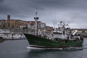 Getariako portuko baxurako ontzi bat itsaso zabalerantz, antxoaren bila. (Jon URBE / FOKU)