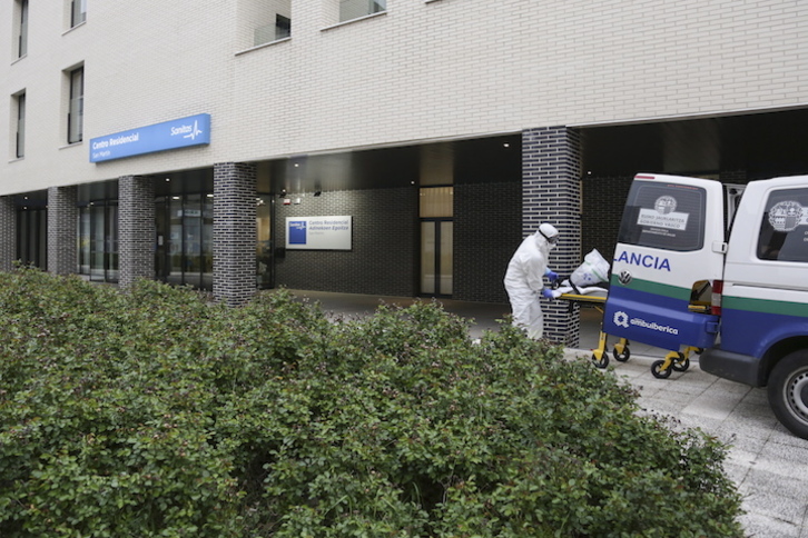 Un sanitario en la residencia San Martín de Gasteiz. (Endika PORTILLO/FOKU)