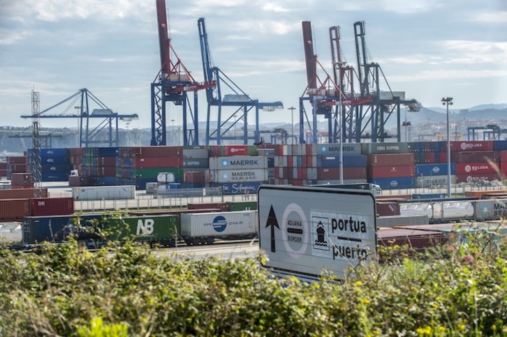 El transporte de contenedores ha continuado en el puerto de Bilbo durante el estado de alarma. (Marisol RAMIREZ/FOKU)