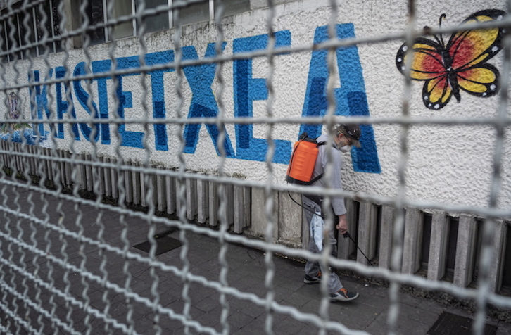 Desinfección en un centro de enseñanza en Donostia. (Jon URBE/FOKU)