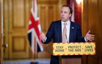 El Secretario de Salud de Gran Bretaña, Matt Hancock, asistiendo a una conferencia de prensa remota para informar a la nación sobre la pandemia de Covid-19. (Andrew PARSONS/AFP)