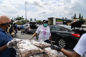 voluntarios reparten alimentos en Estados Unidos, país donde ya se registran más de 42.000 muertes por coronavirus. (Chandan KHANNA/FOKU) 