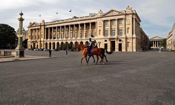 Policías a caballo en una casi vacía plaza de la Concorde, en París (Thomas COEX/AFP)