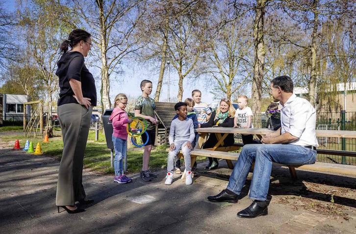 El primer ministro holandés Mark Rutte charla con niños en La Haya. (KOEN VAN WEEL / AFP)
