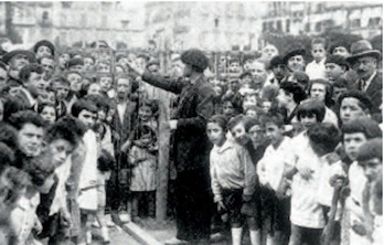 Txupinazo lanzado en la plaza del Castillo antes de la Guerra del 36, conflagracion que supuso una nueva suspensión de los sanfermines. (ARCHIVO MUNICIPAL DE IRUÑEA)