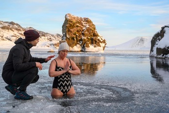 Imagen tomada durante un seminario sobre salud en las aguas heladas del lago Kleyfarvatn, cerca de Reikiavik. (Halldor KOLBEINS | AFP)