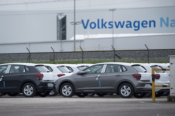 Vehículos en la planta de Volkswagen-Navarra. (Iñigo URIZ/AFP)