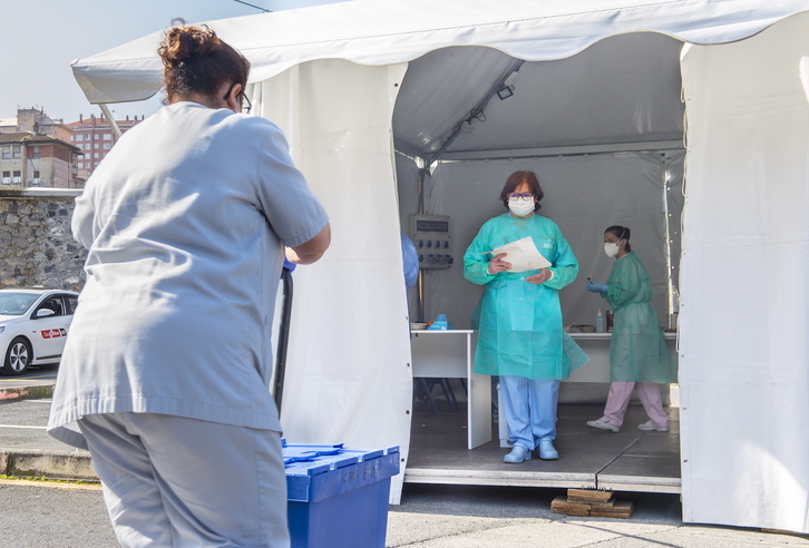 Carpa en el exterior del hospital de Basurto para realizar los test. (Marisol RAMIREZ / FOKU)